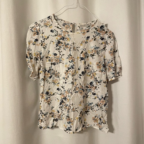 Abercrombie & Fitch Tops - Abercrombie & Fitch Floral Blouse in Cream and Blue